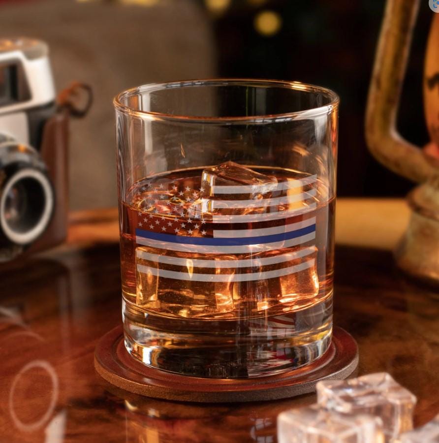 Rogue River Tactical Whiskey-Dekanter – Blue Line Tattered Flag, 750 Ml, Mit Glasstopfen, Geschenk Für Polizisten
